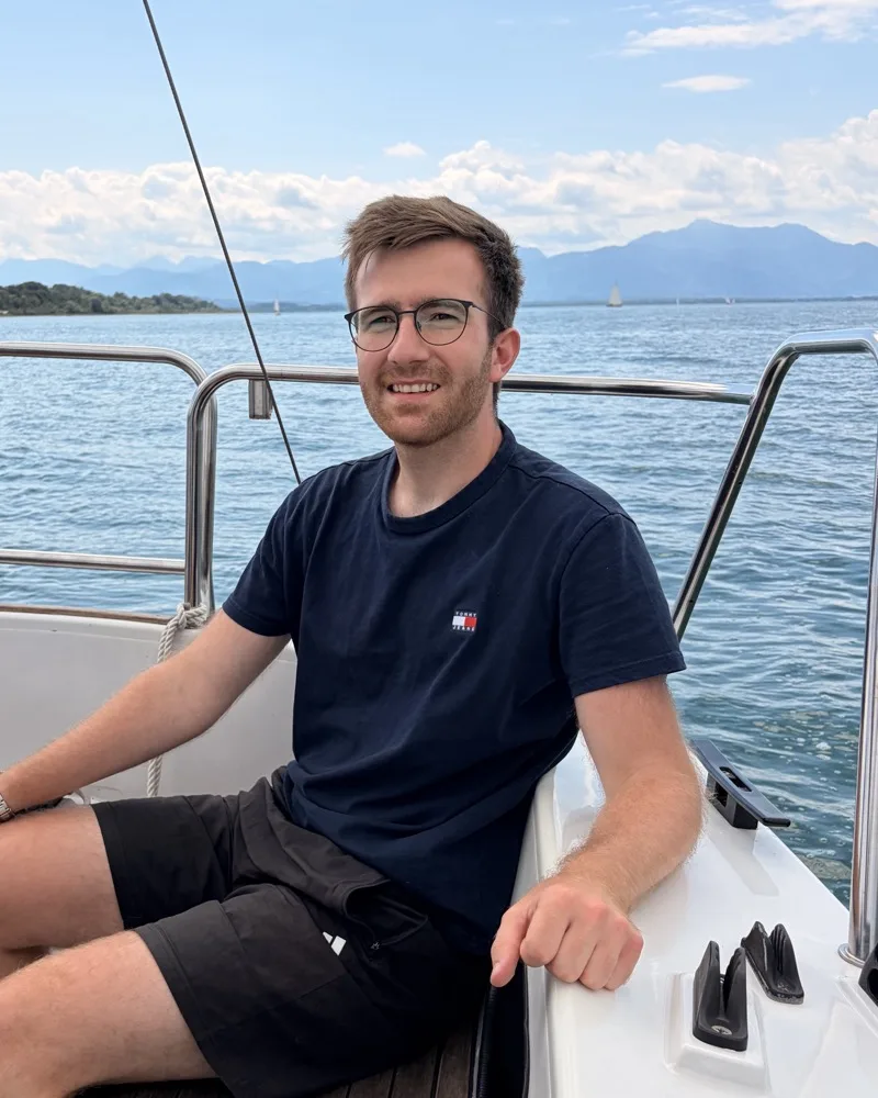 Titus Hildebrand beim Segeln